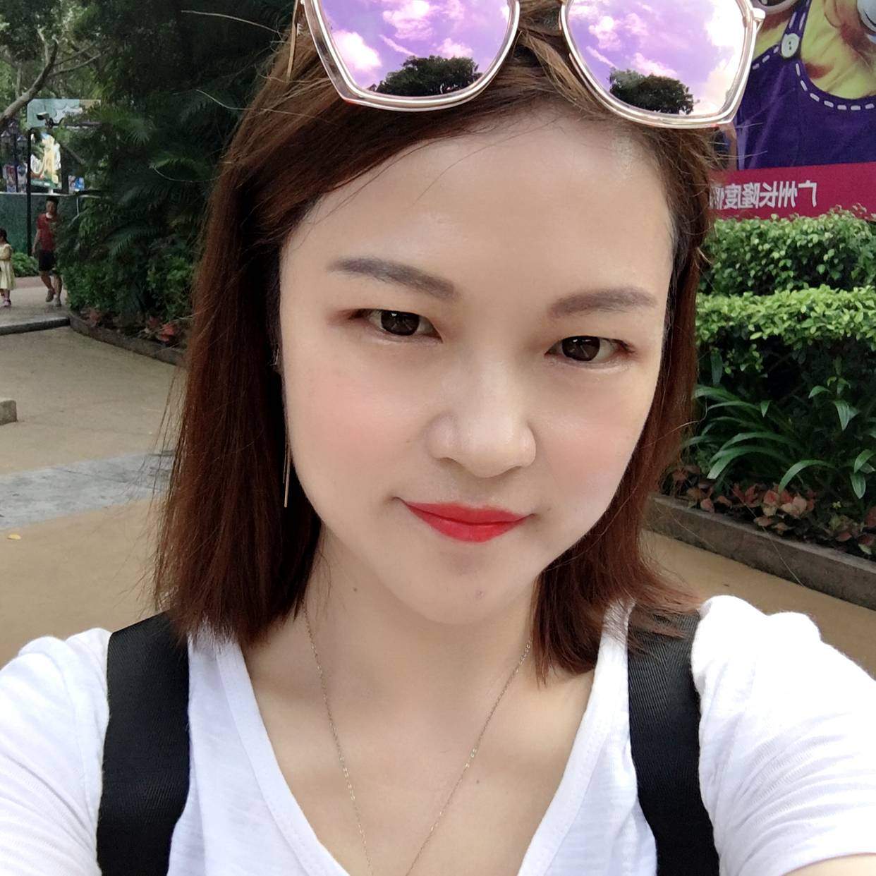 苗条回首小松鼠的照片