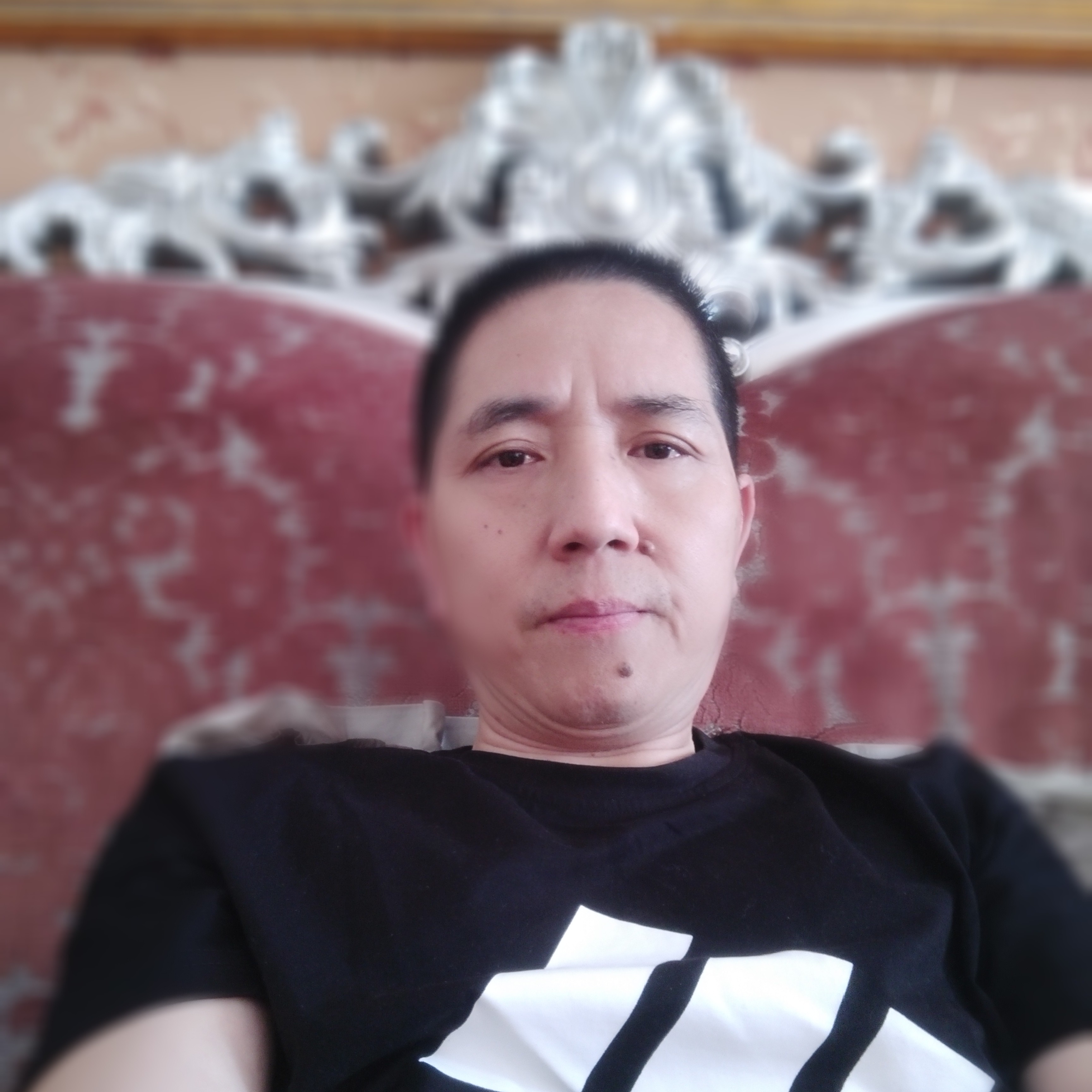 巨人漫步认真的照片