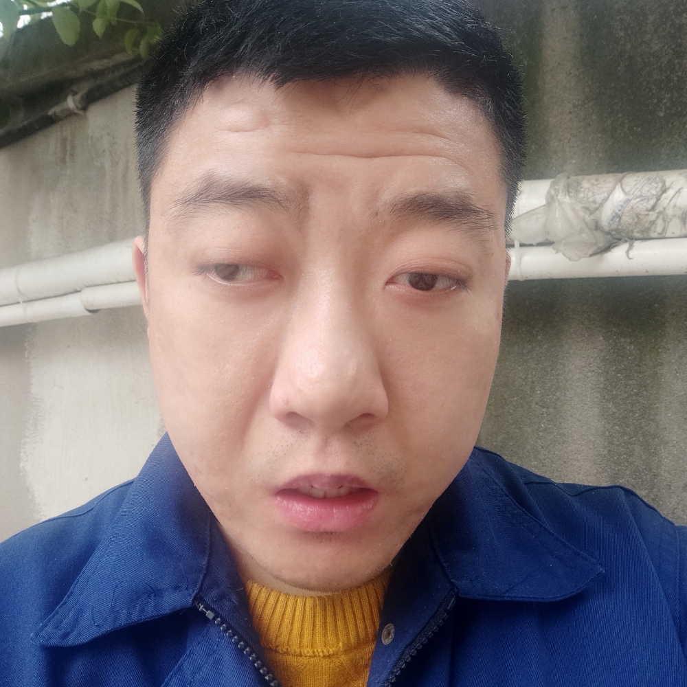 繁荣拿月饼的照片