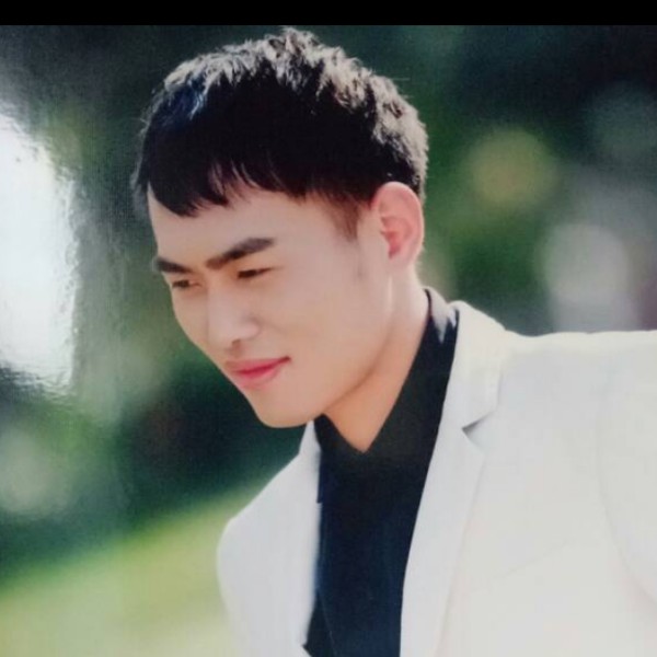 等鲜花的牛粪的照片