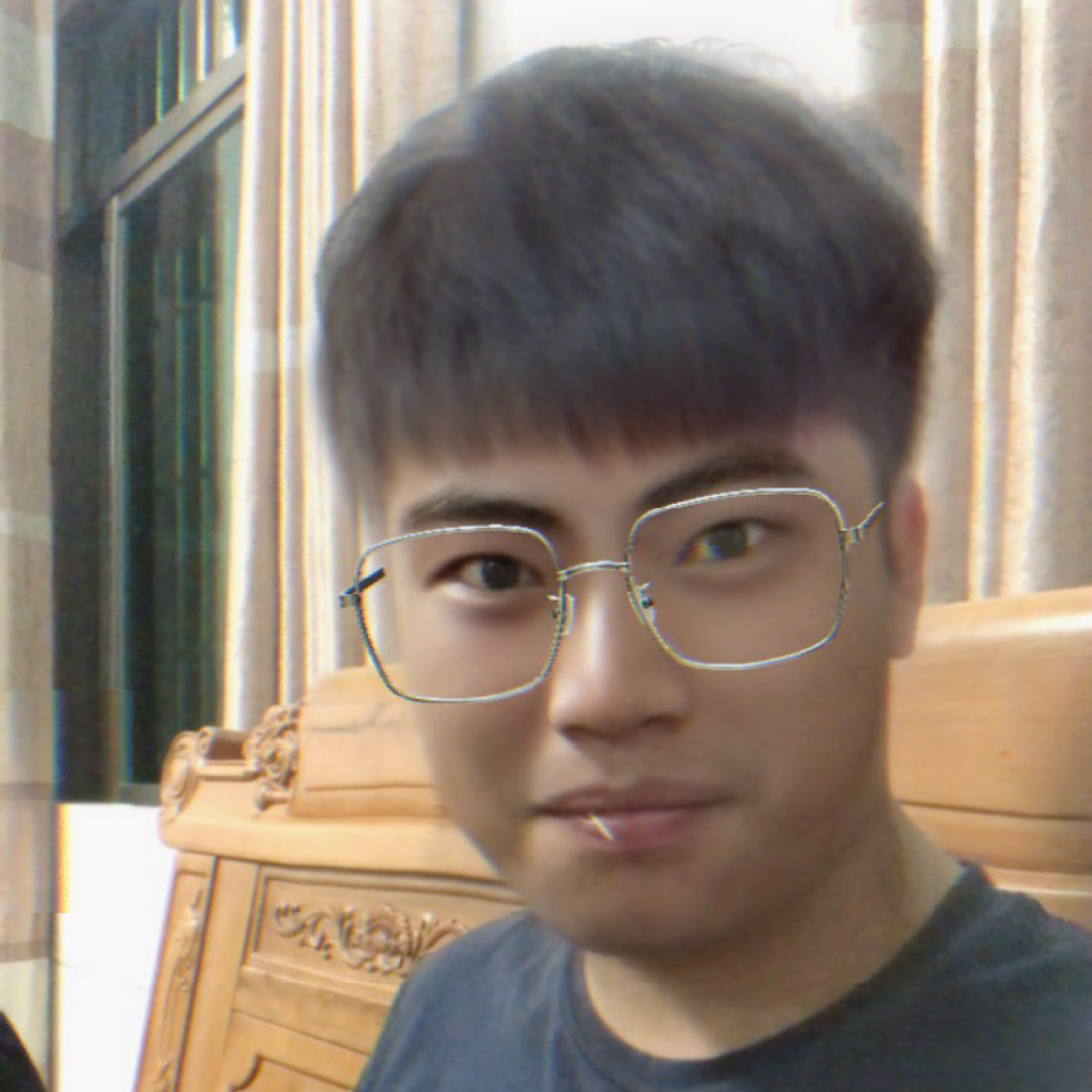 现实和暖光的照片