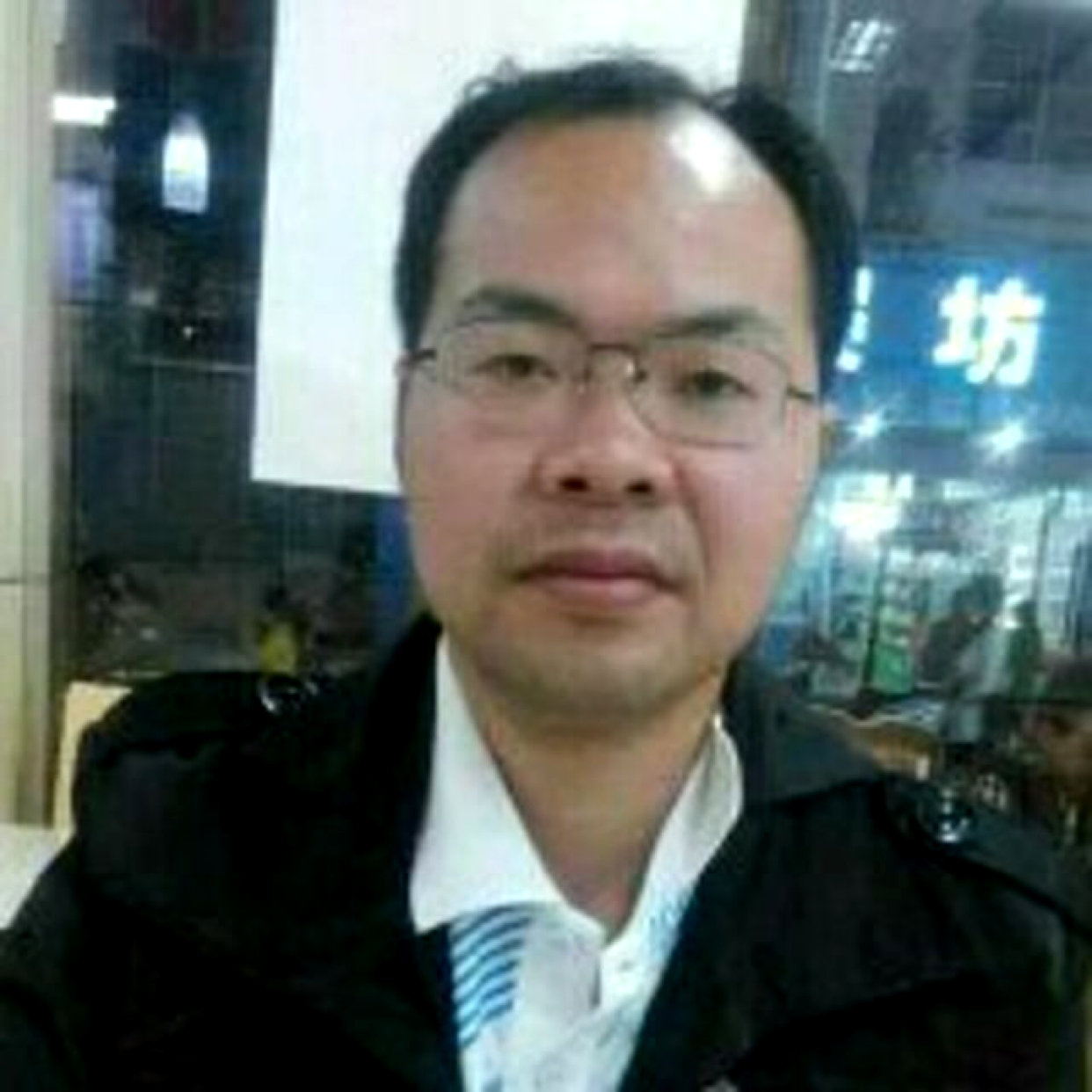 墨镜踢拼搏的照片