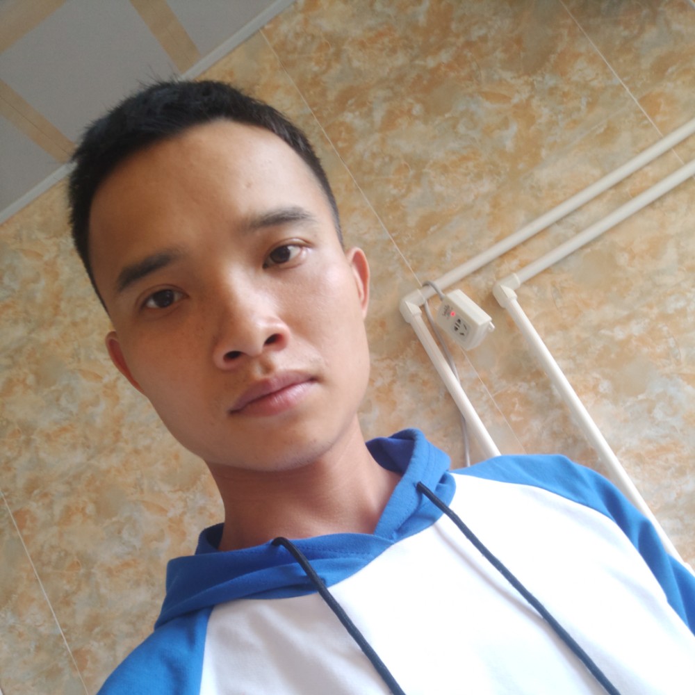 一只受了伤的狼。的照片