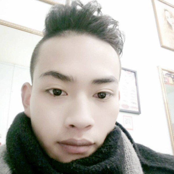 恬静浅吻水杯的照片