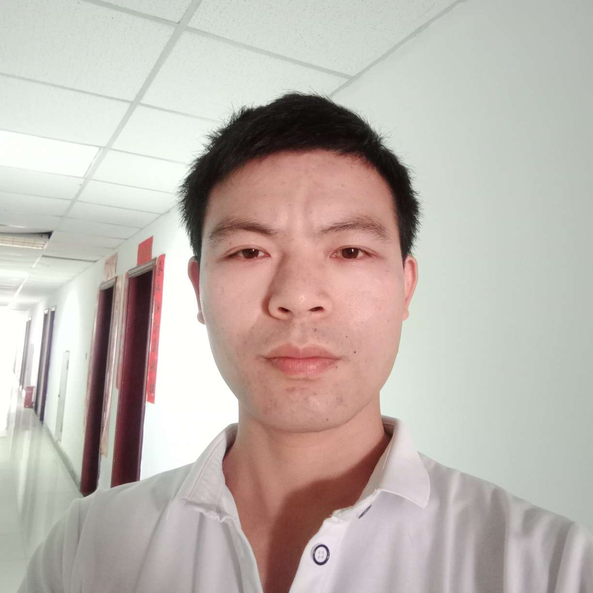 毛衣踢喜悦的照片