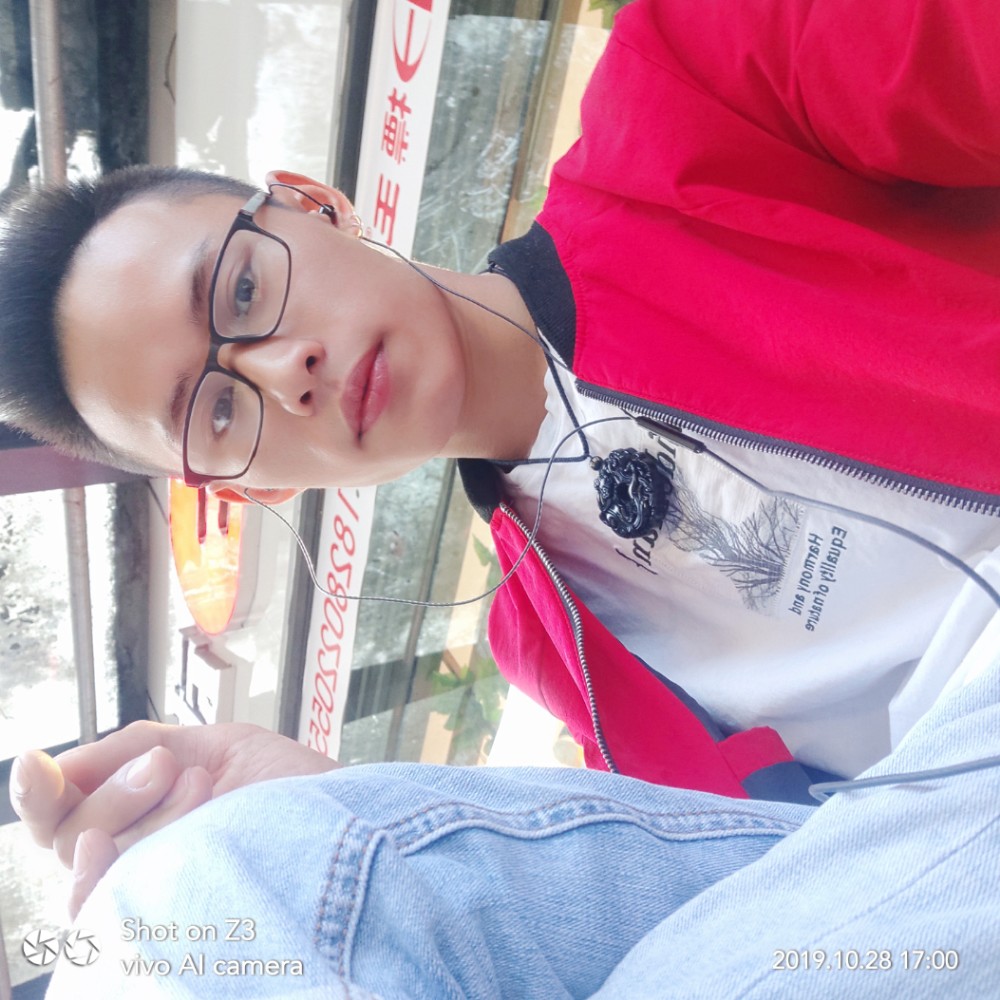 野花丛中串的照片