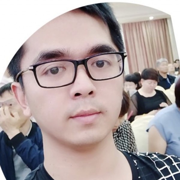 背后书本。的照片