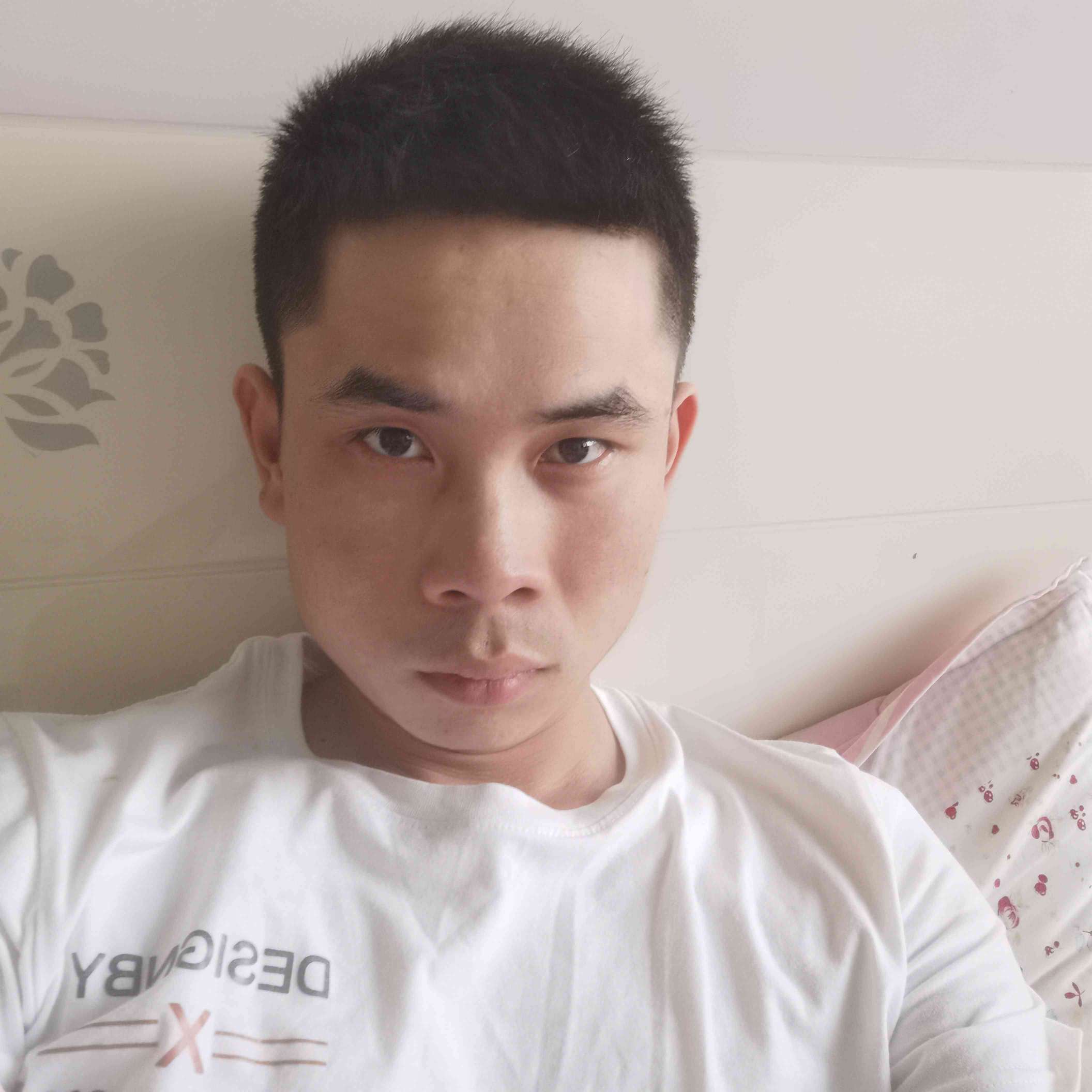 风趣踢绿草的照片