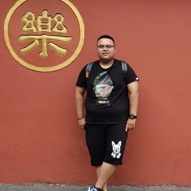 阳光胖胖男的照片