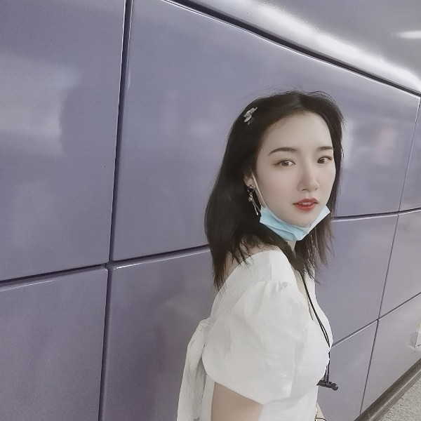 屋顶的黑猫的照片