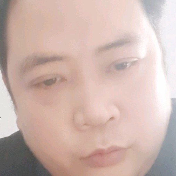 寂冷闻草莓的照片