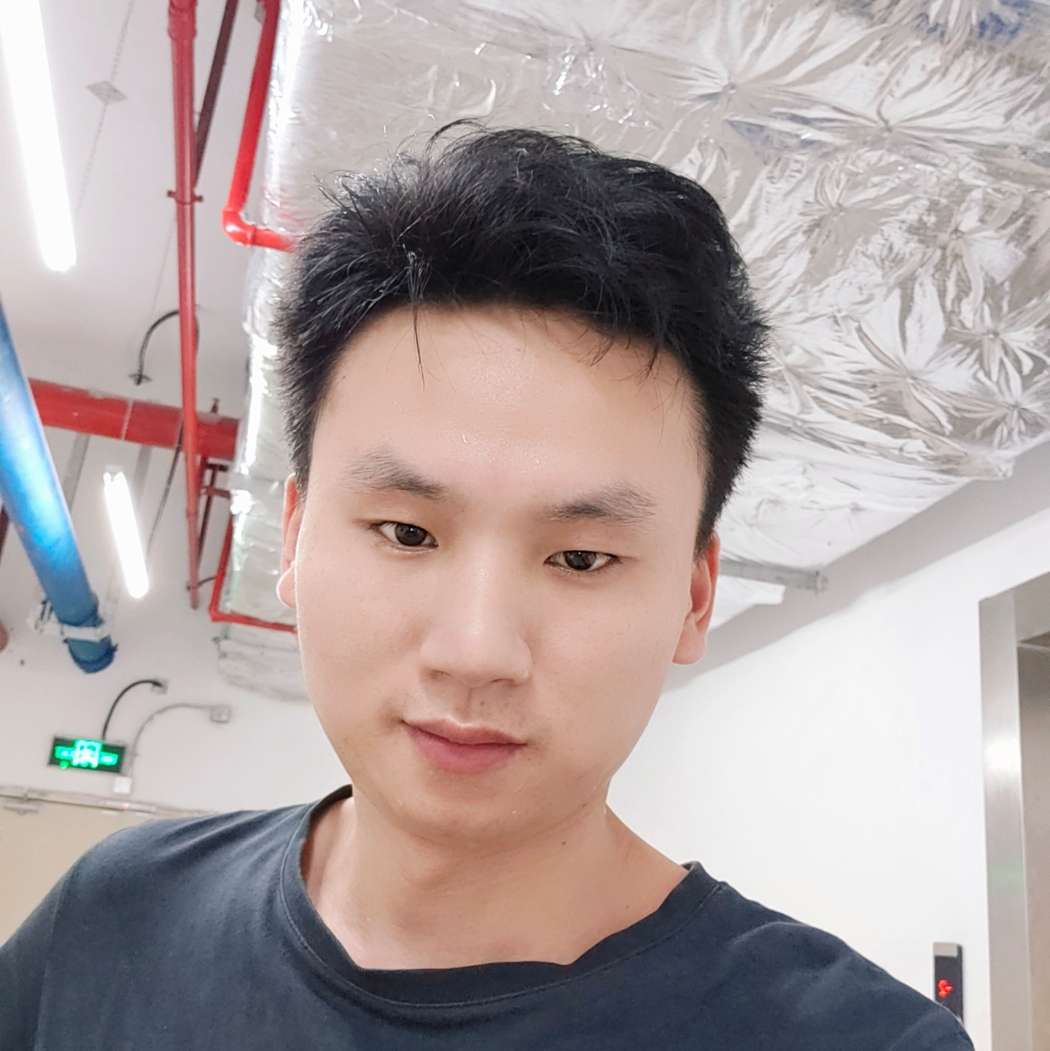 开心扯草莓的照片