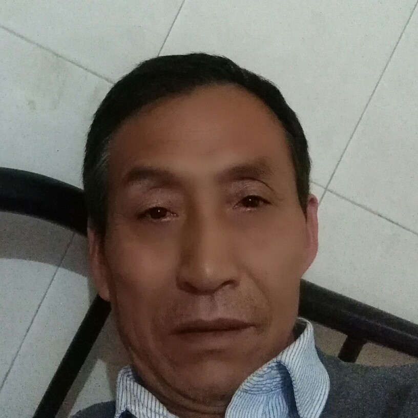 眯眯眼有白猫的照片