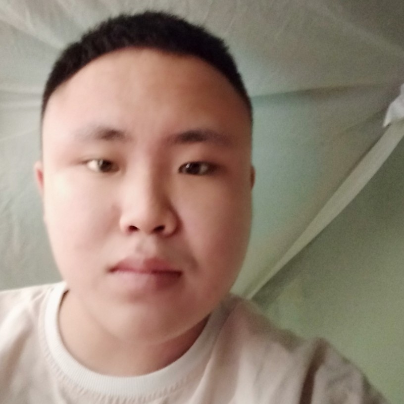 摩天轮上的男孩的照片