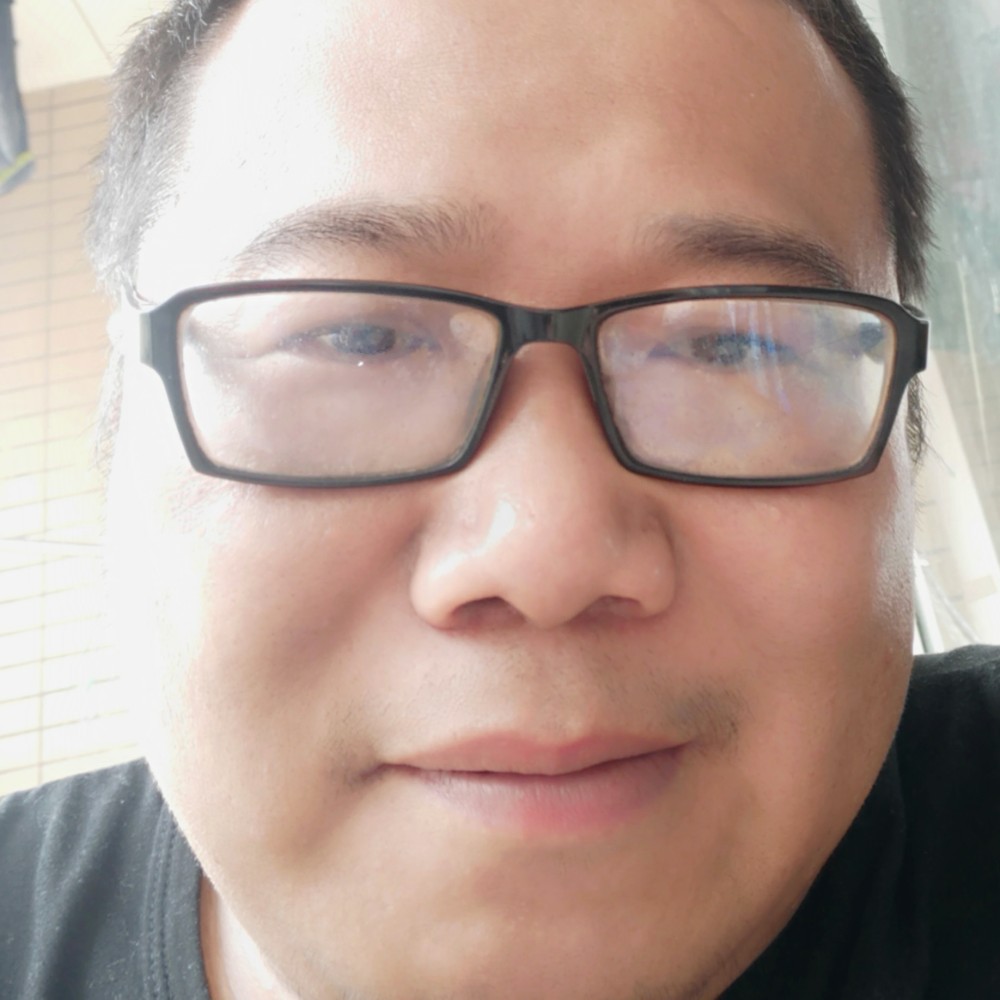 眯眯眼项链勝哥的照片