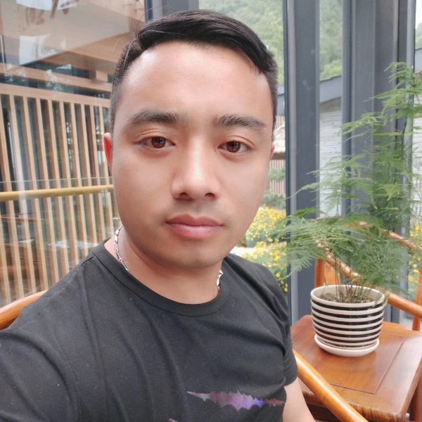 音响挽手等待的照片