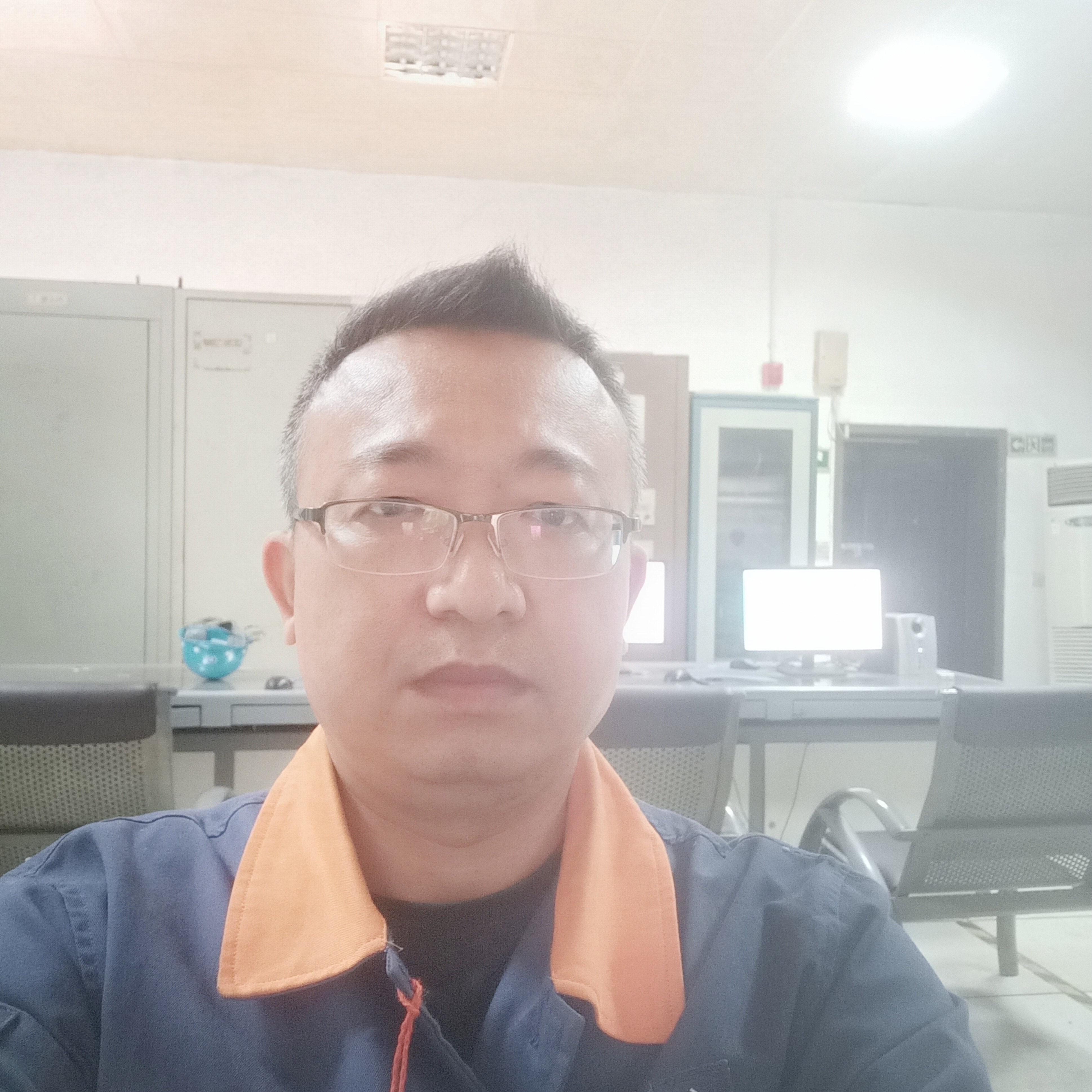 慈祥挽手暖光的照片