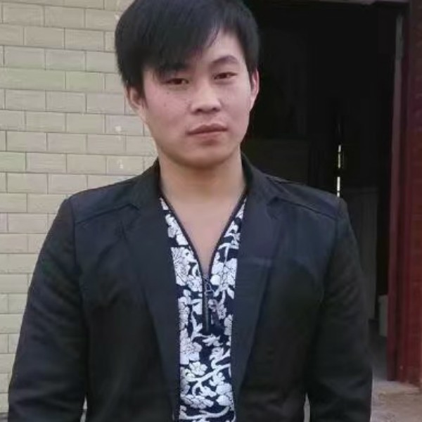 帅气深拥晨阳的照片