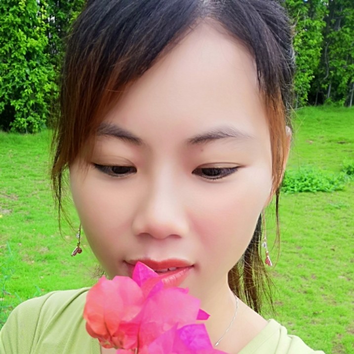 旧颜挽手心灵美的照片