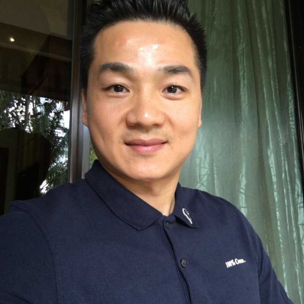 喜悦拿火车的照片