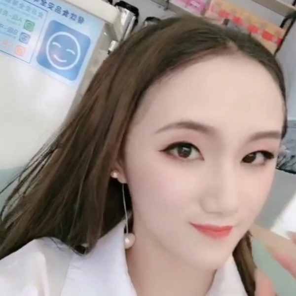 眯眯眼泪了半夏的照片