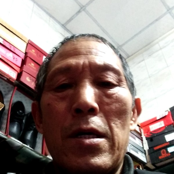 淡定回眸钢铁侠的照片