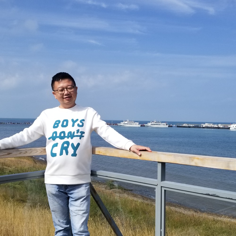 清秀笑路灯的照片