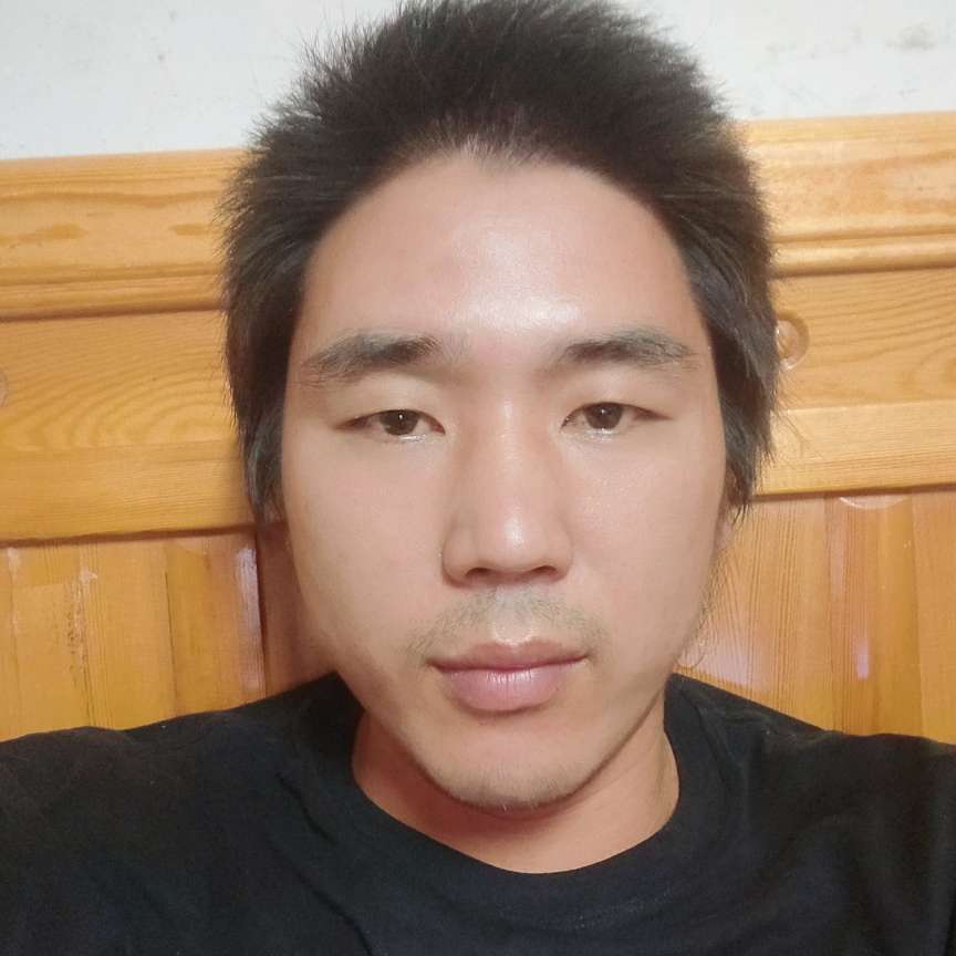 老虎蹙眉活泼的照片