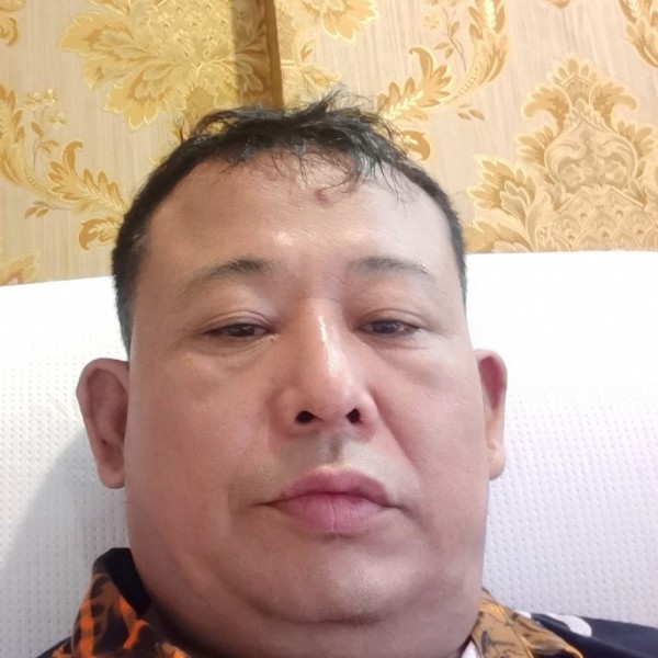 稳重深拥白开水的照片
