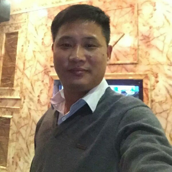 繁华中的孤单的照片