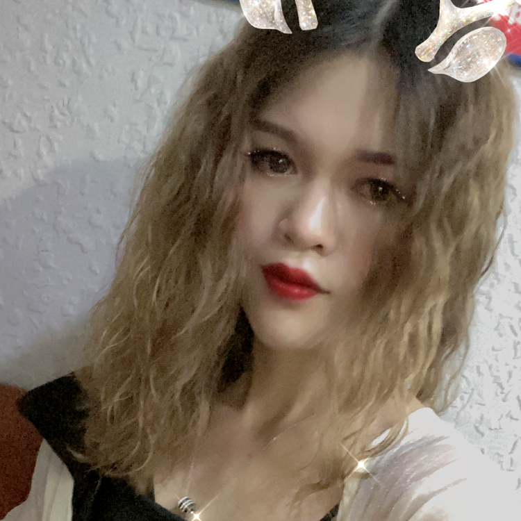 秋月挽手炙热的照片