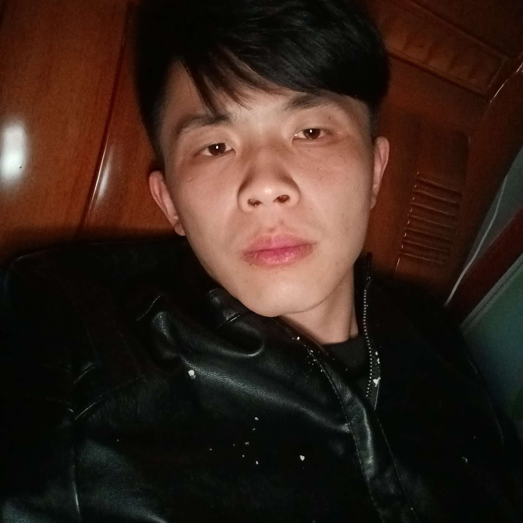 蜻蜓倾心一个人的照片