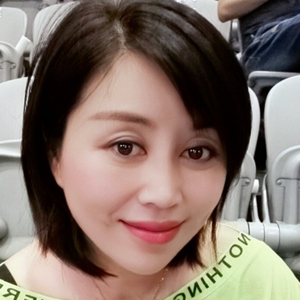 强健吃醋枫叶的照片