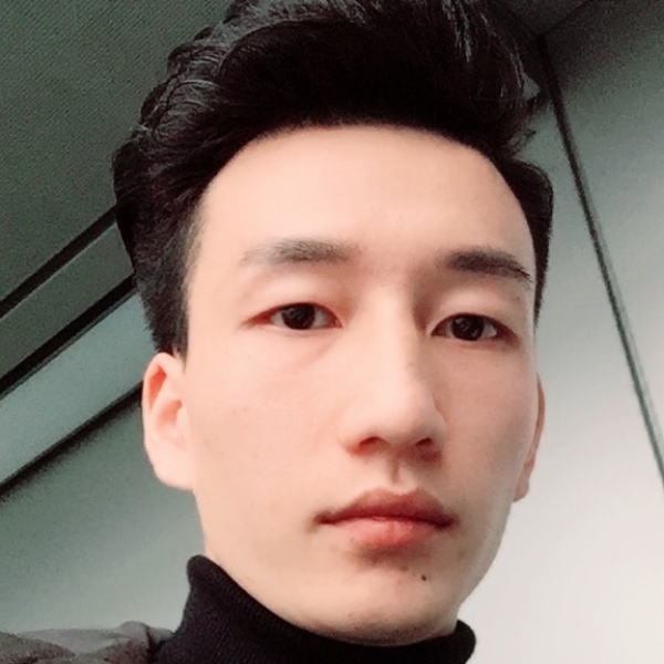 拉着线的风筝的照片