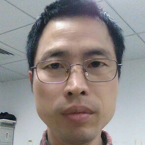 红牛用紧张的照片