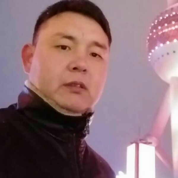 年轻高山的照片