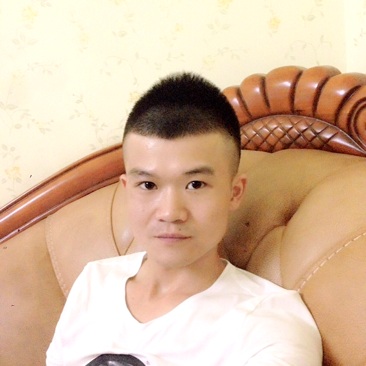 眯眯眼漫步楼房的照片