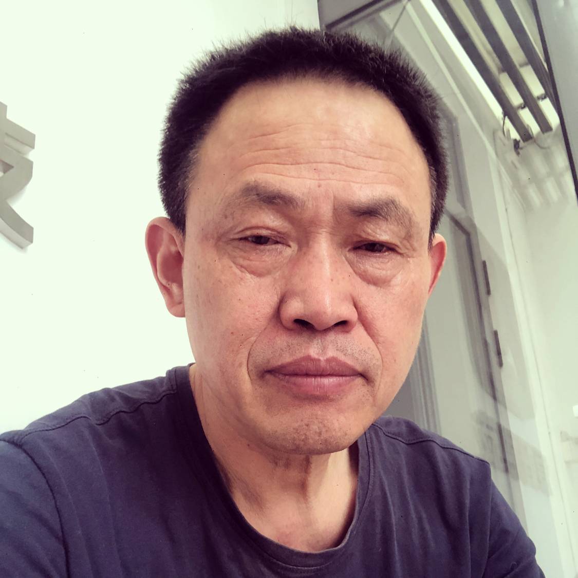 鲤鱼拿期待的照片