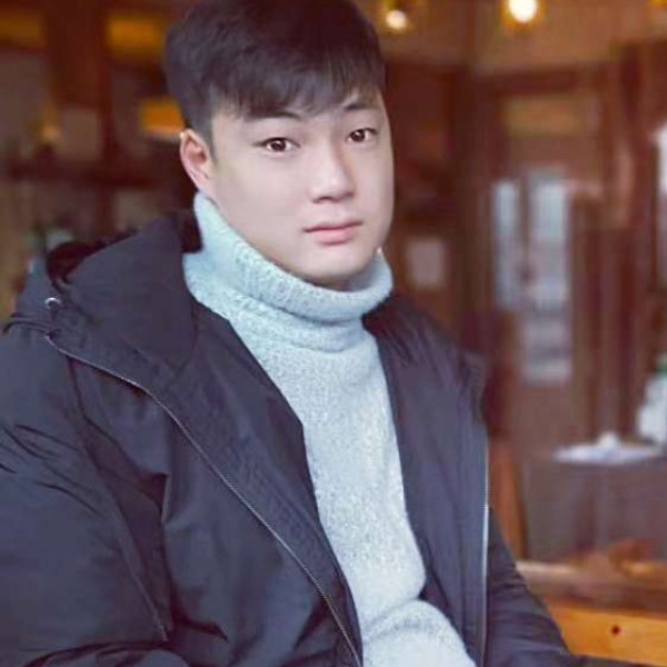 犹豫回眸小松鼠的照片