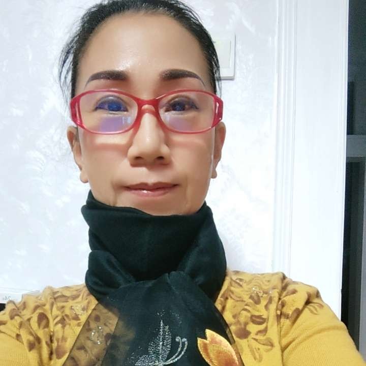 鞋子笑闪闪的照片