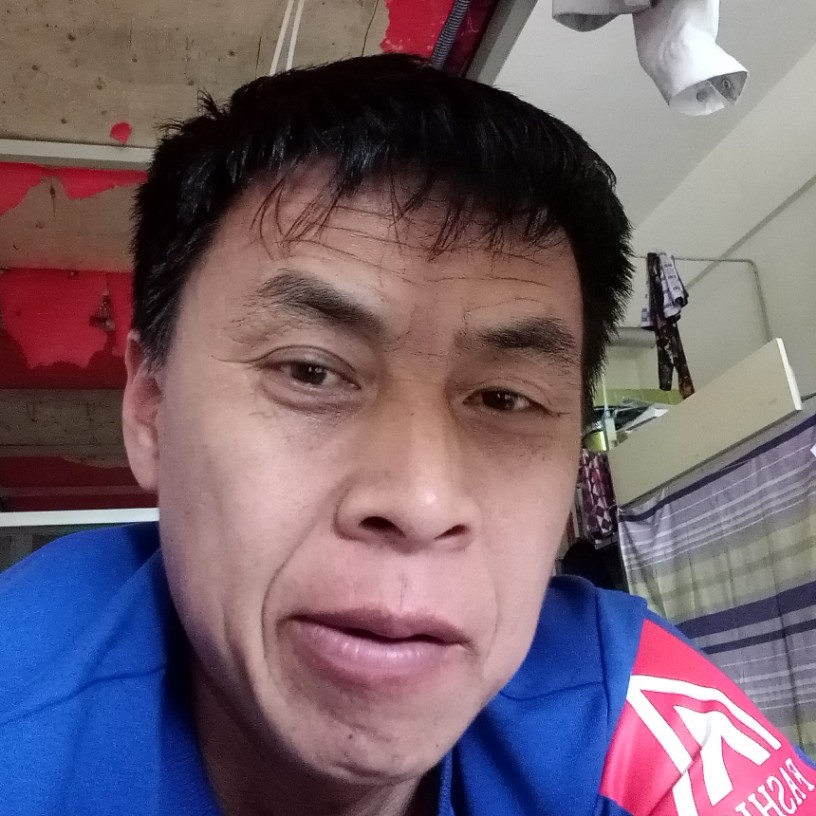 冷艳踢书包的照片