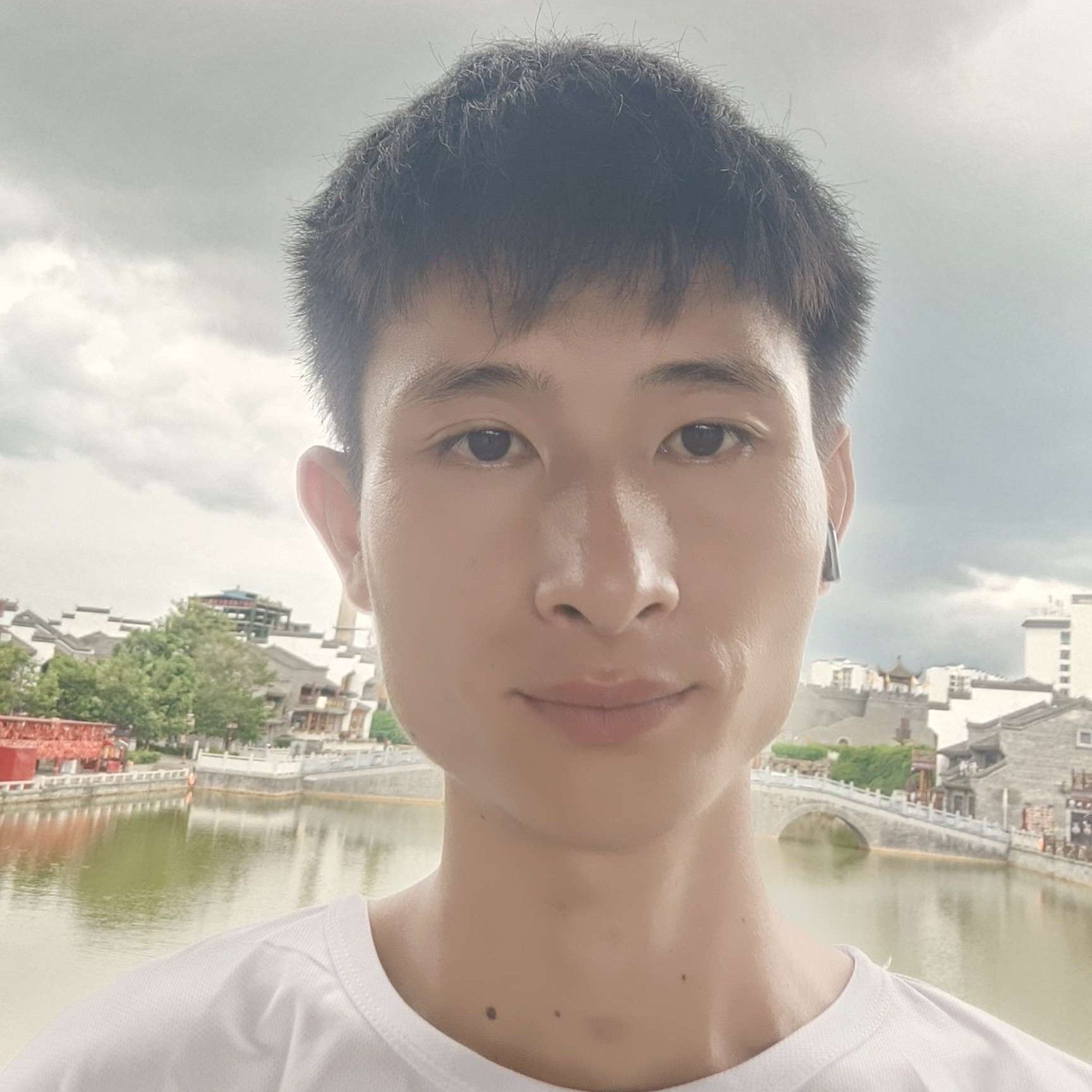 何以故人初的照片