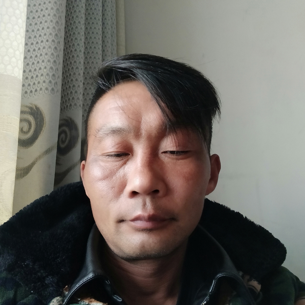 水杯浅吻稳重的照片