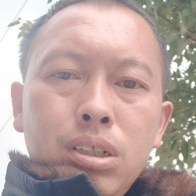 眼神蹙眉大力的照片