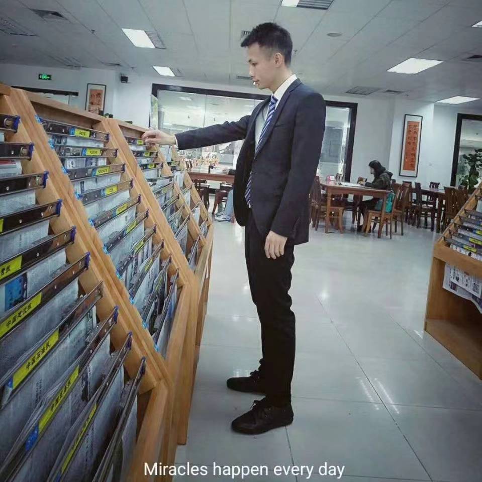 小伙回眸专一的照片