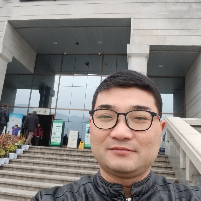 从容挽手剪影的照片