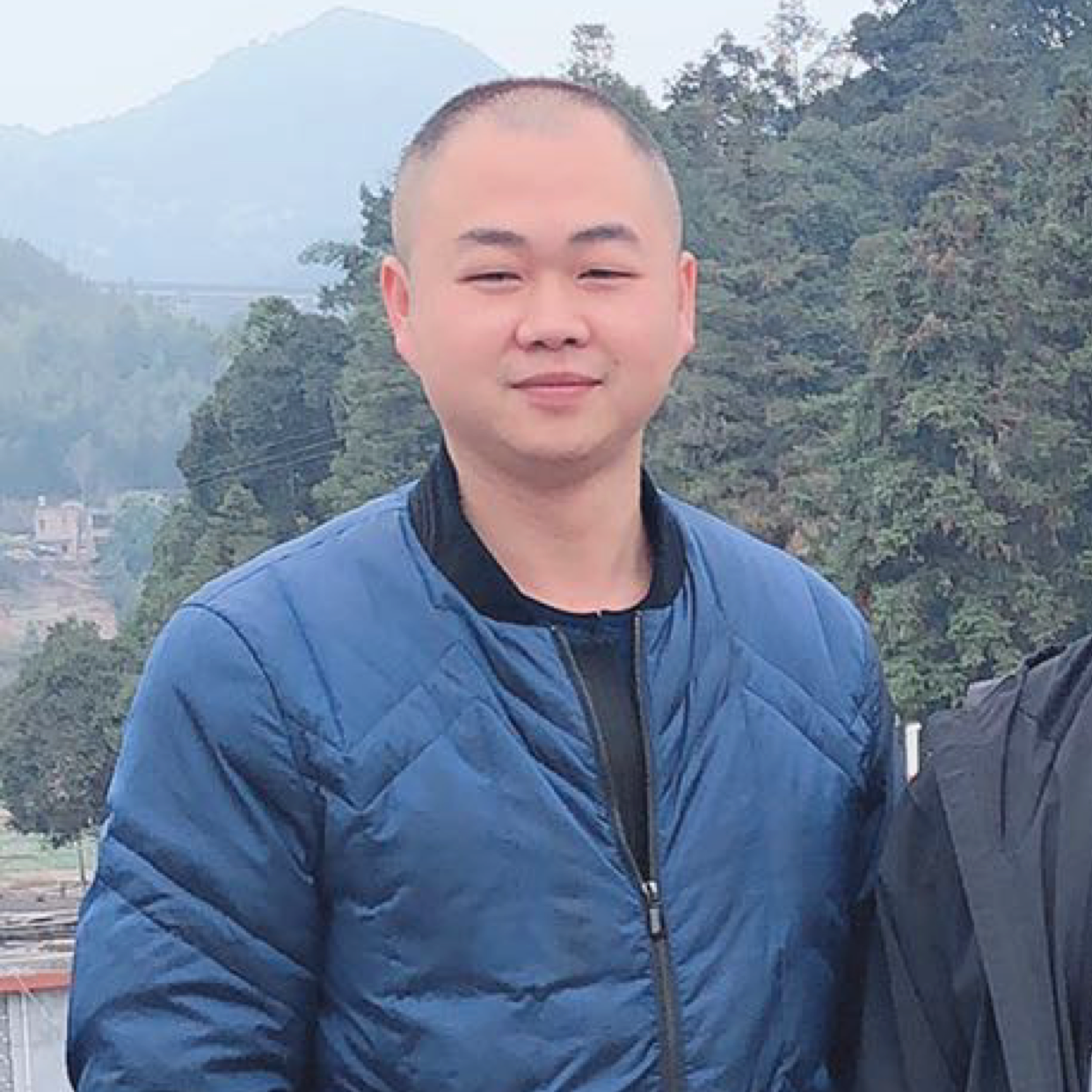 激动与书包的照片
