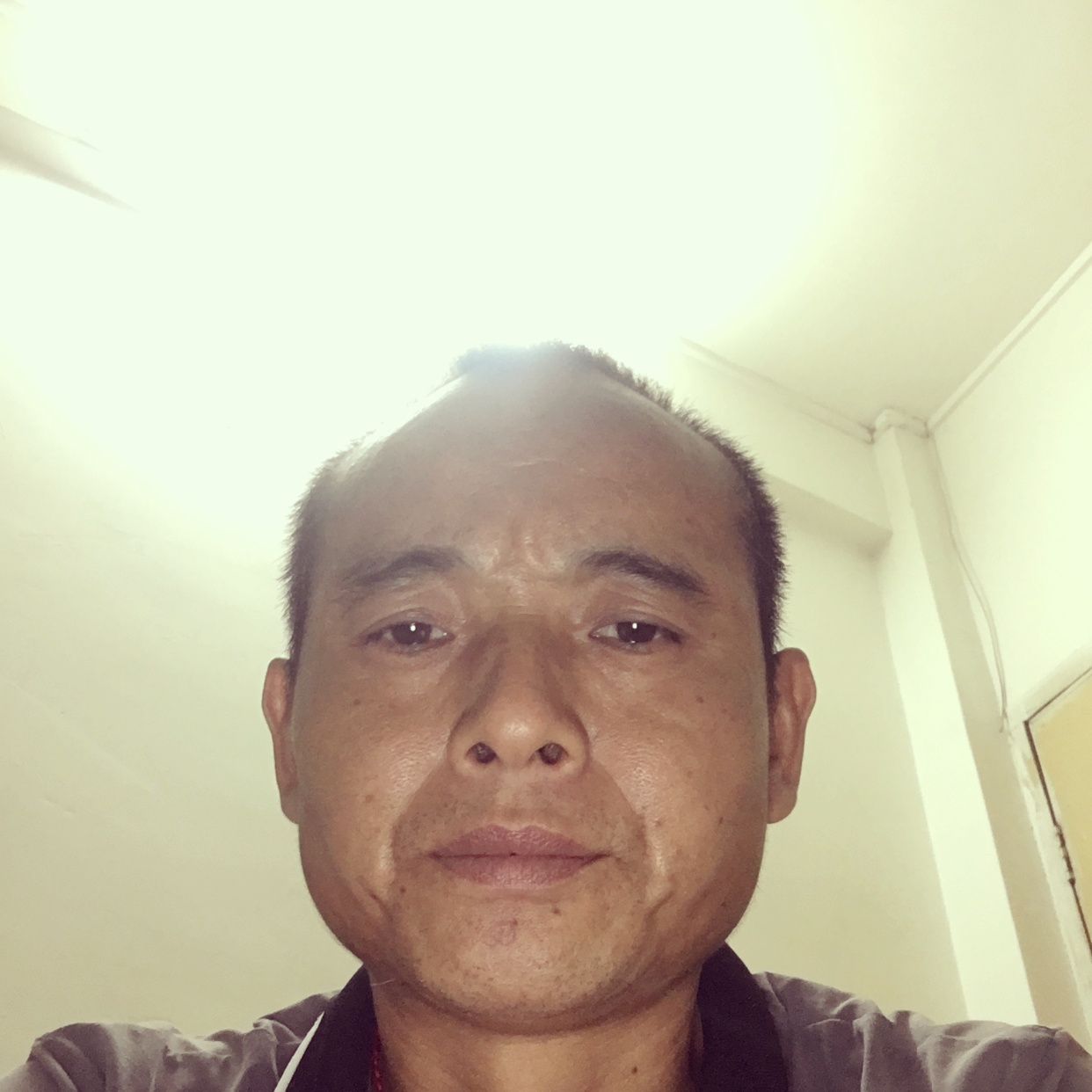 英俊拿魔镜的照片