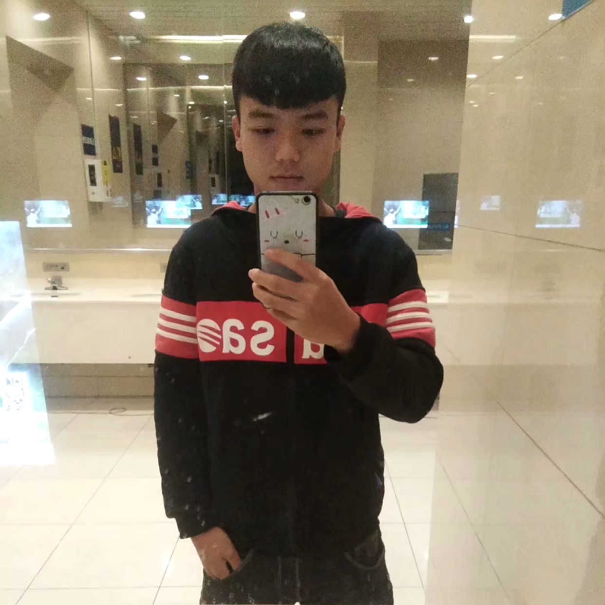 水池回眸精明的照片