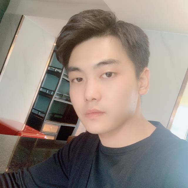 帅气蹙眉秀发的照片